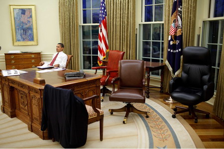 Behind-the-scenes: Obamas and those at White House