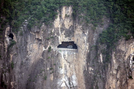 Dare you to drive on the cliff road?