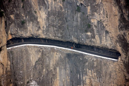 Dare you to drive on the cliff road?