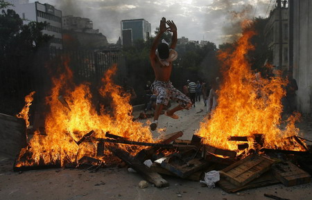 Algerian rioters clash with police for 2nd day