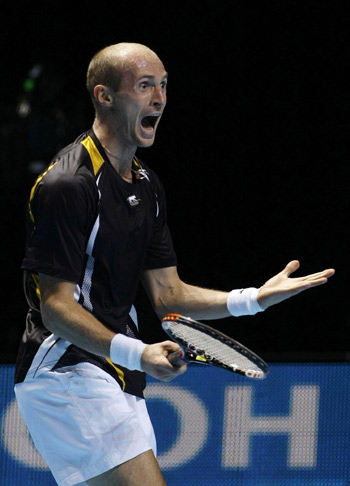 Davydenko pips Djokovic to semi-final spot