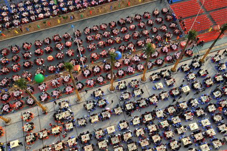 Residents attend 1,500-table banquet in Shenzhen