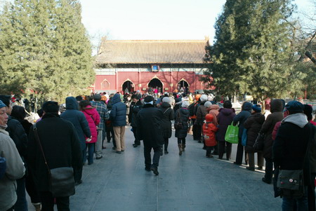 Beijingers brave cold for free Laba porridge