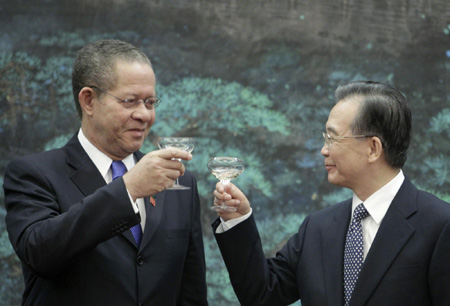 Premier Wen toasts with Jamaica's PM Golding
