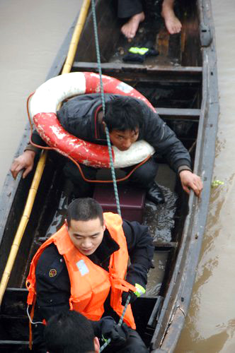 All 5 rescued after boats stranded in river