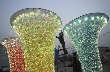 Festooned festival lanterns to decorate Shanghai Expo