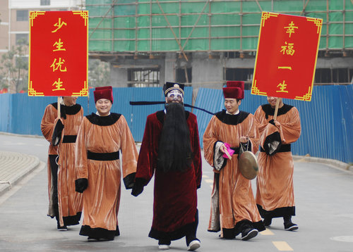 'Ancient officials' promote family planning In Hefei