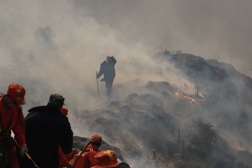4,700 firefighters battle mountain blaze