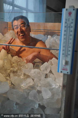Man sets new record for standing in ice for 112 mins
