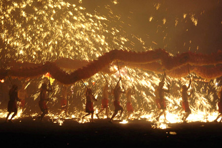 Fire dragon dance in east China