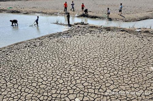 Drought hit villagers queue for water