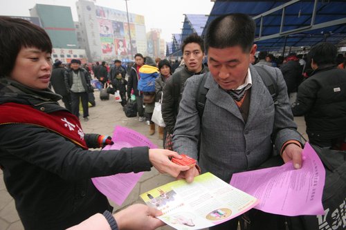 Migrant workers receive free condoms in Henan