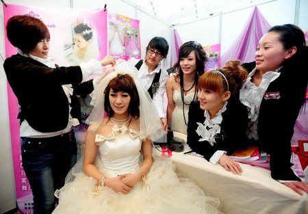 Wedding-themed expos are held in two cities
