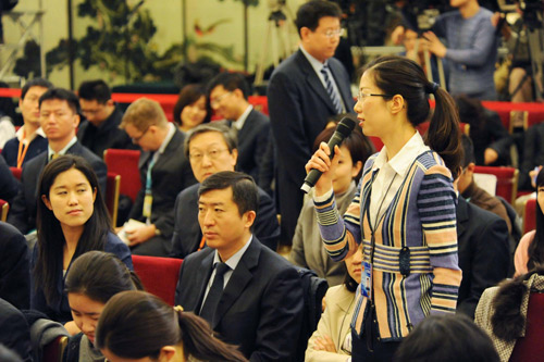 Chinese FM meets reporters in Beijing