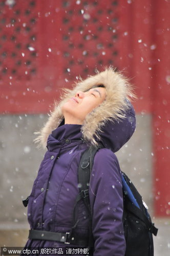 Springtime snow falls in Beijing