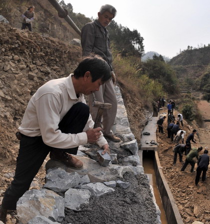 People struggle against drought in SW and S China