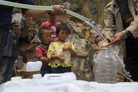 Gov't distributes water to people in SW China 