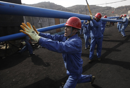 Rescuers enter flooded coal mine in Shanxi