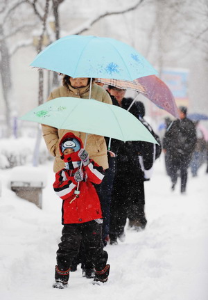 Springtime snowstorm pounds Harbin