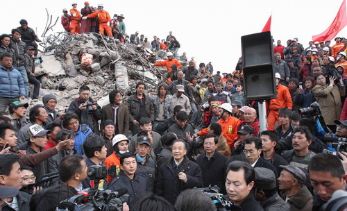 Chinese Premier continues visit in quake-hit Yushu