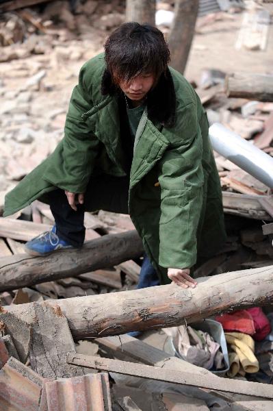 Quake hero - young man digs out seven with bare hands