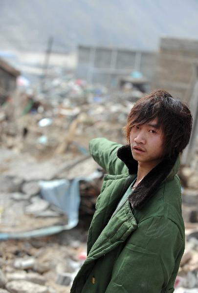 Quake hero - young man digs out seven with bare hands