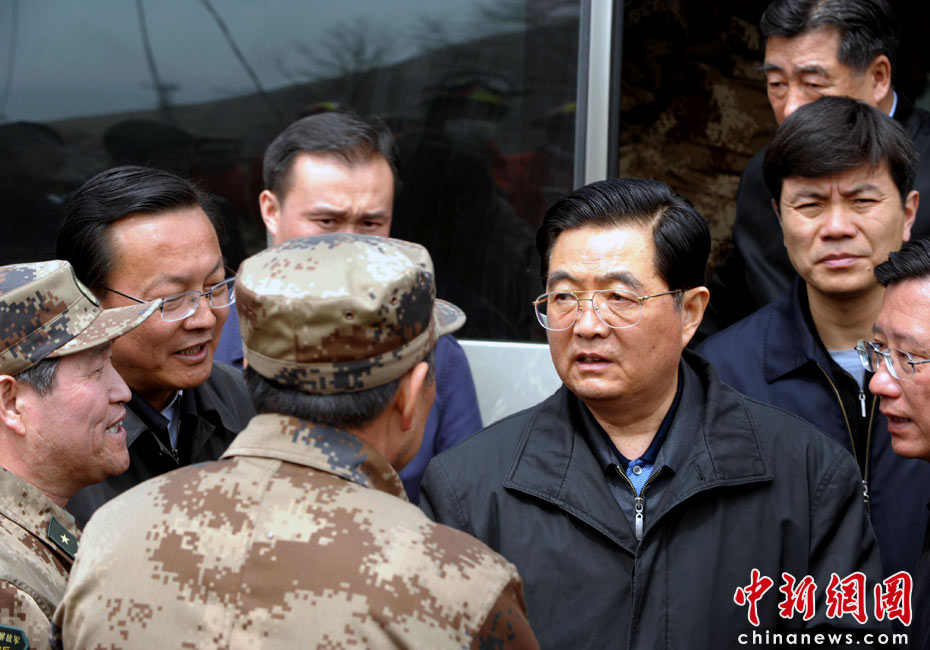 President Hu visits quake-hit Yushu