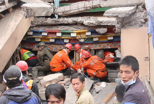 Search for quake survivors goes on