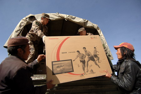 Quake survivors in Yushu enjoy donated TVs