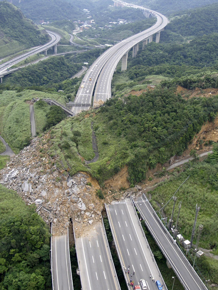 Massive landslide hits Taiwan highway