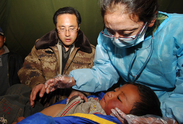 Mobile medical team serves quake-hit Yushu