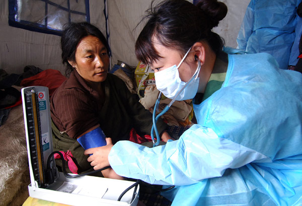 Mobile medical team serves quake-hit Yushu