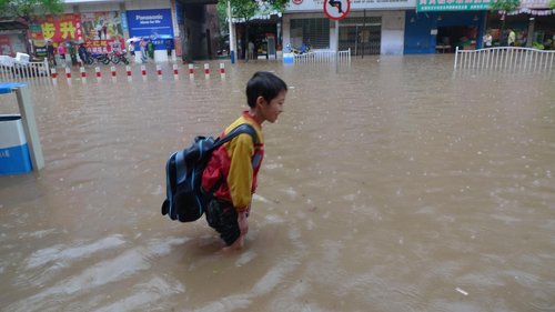 Heavy rain hits Hunan, at least 5 dead