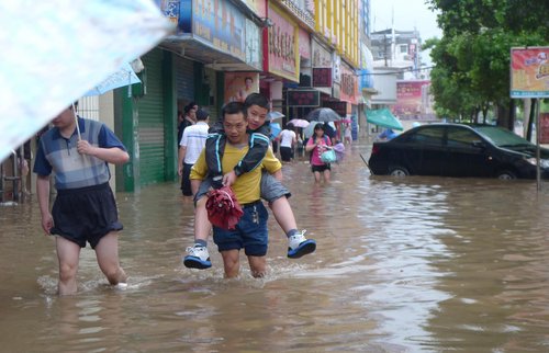 Heavy rain hits Hunan, at least 5 dead