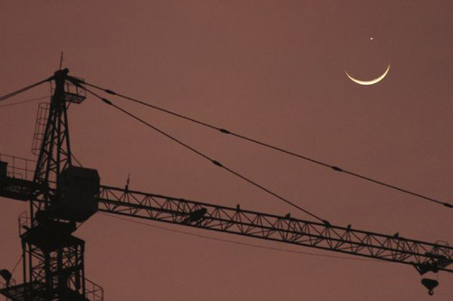 Crescent moon below planet Venus observed in China