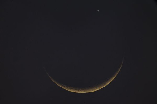 Crescent moon below planet Venus observed in China