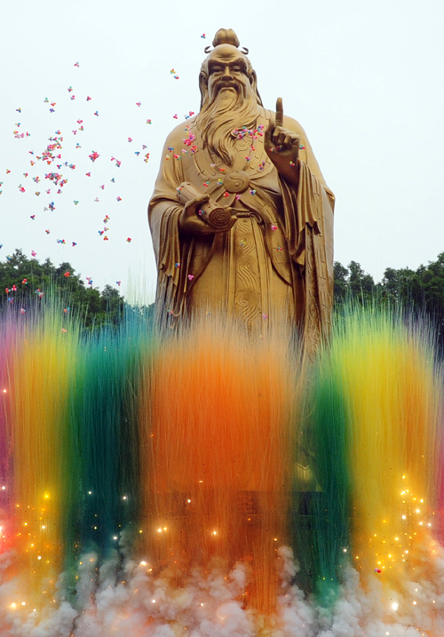 People set up statue of Laozi, founder of Taoism