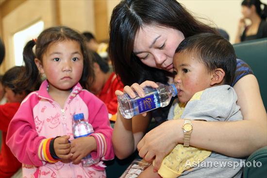 Yushu orphans visit Beijing for Children's Day