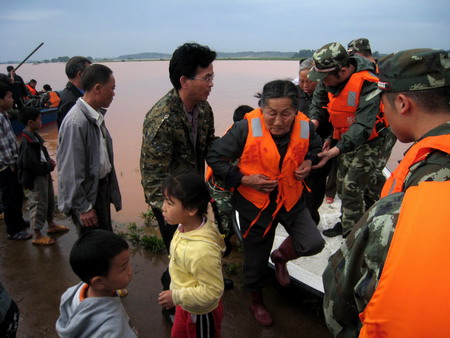 Over 165,000 evacuated in South China floods