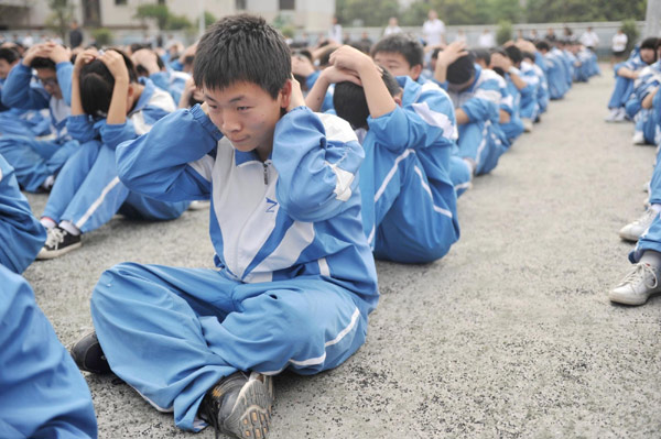 Students in SW China undertake quake drill