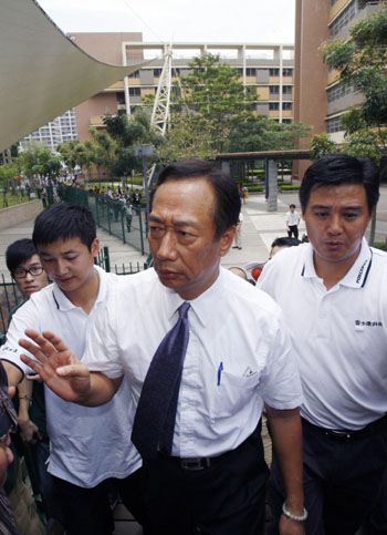 Foxconn chief apologizes for spate of suicides