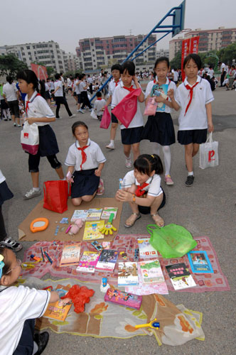 Pupils learn recycling at open-air flea market