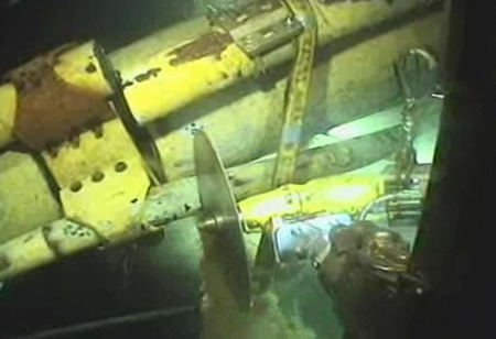 BP uses robotic saw to contain oil leak