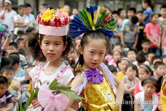 Pupils dress 'green' at fashion show in E China