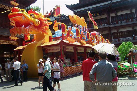 Dragon ‘boat’ attracts tourists in Shanghai