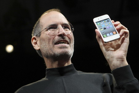 Apple unveils the new iPhone 4 with video chat