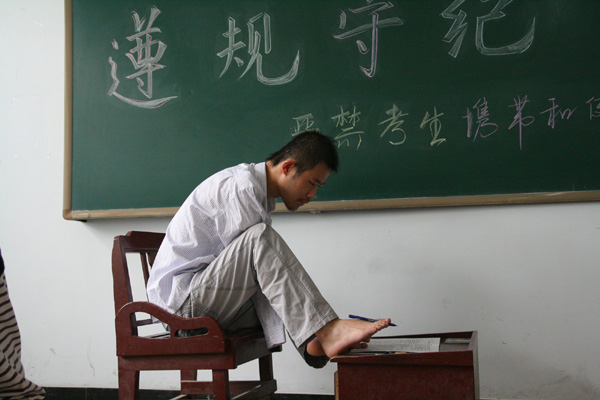 Armless student battles Gaokao with his toes