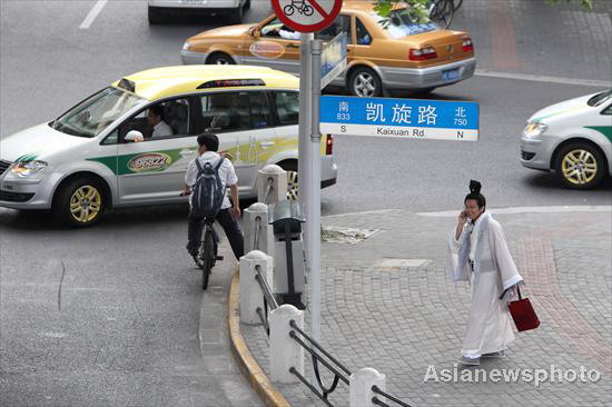 Taking Shanghai subway in full Han costume