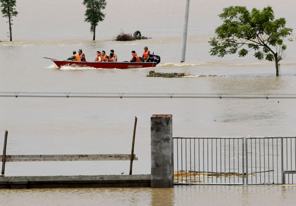 Residents evacuated over dyke threat in Jiangxi