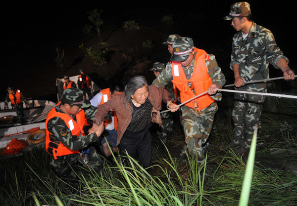 Residents evacuated after dike bursts in E China